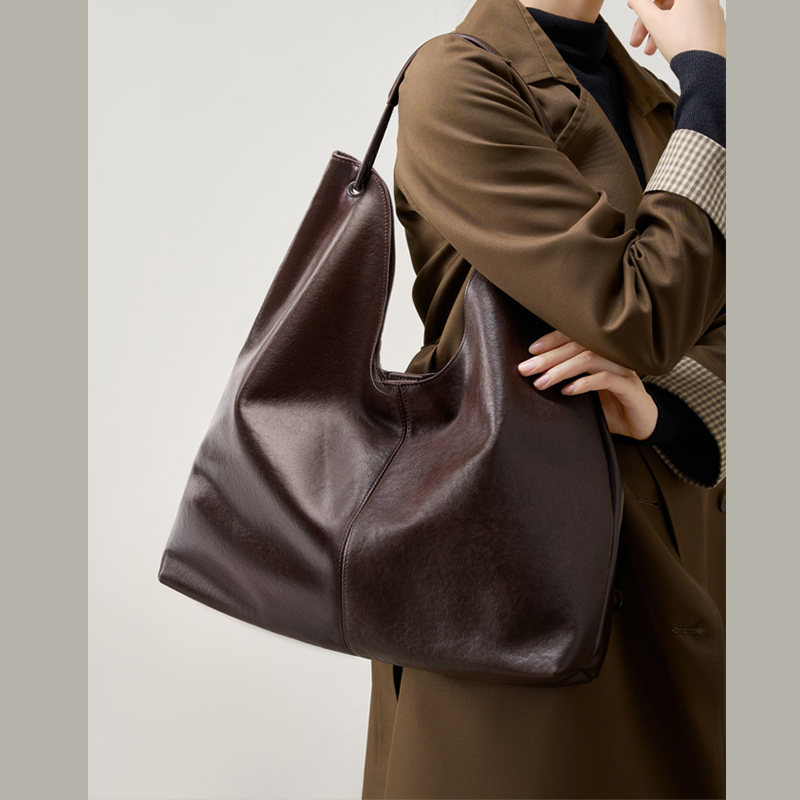THE FLUID SLOUCH TOTE detail image 10
