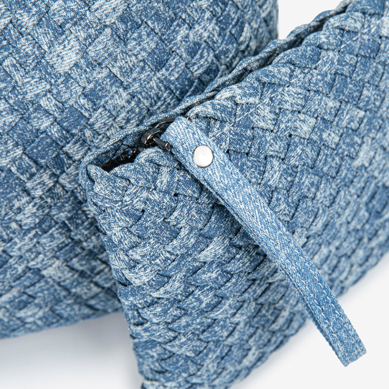 THE DENIM BLOCK VOLUME TOTE detail image 2