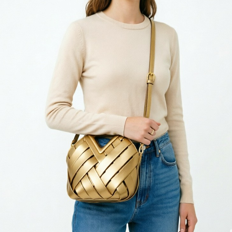 THE V-CUT CLUTCH detail image 8