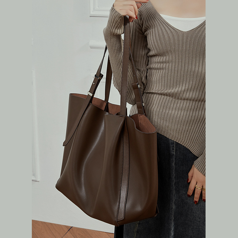 THE MINIMALIST SLOUCH TOTE detail image 6