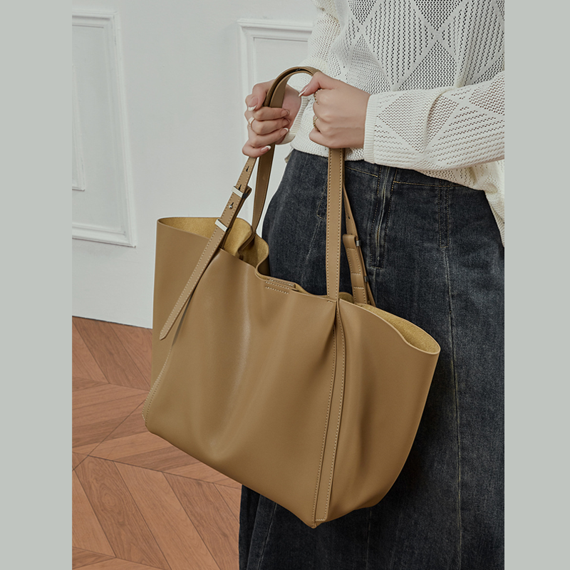 THE MINIMALIST SLOUCH TOTE detail image 8