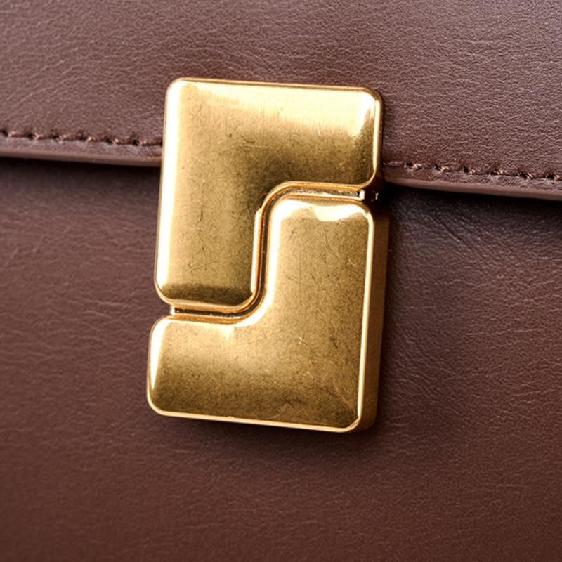 THE DUAL-STRAP VERSATILE FLAP BAG detail image 12