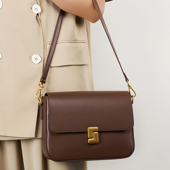 THE DUAL-STRAP VERSATILE FLAP BAG detail image 5