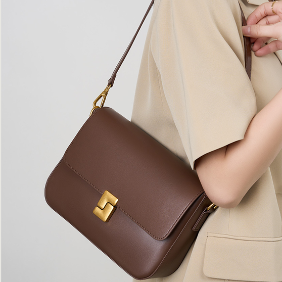 THE DUAL-STRAP VERSATILE FLAP BAG detail image 6