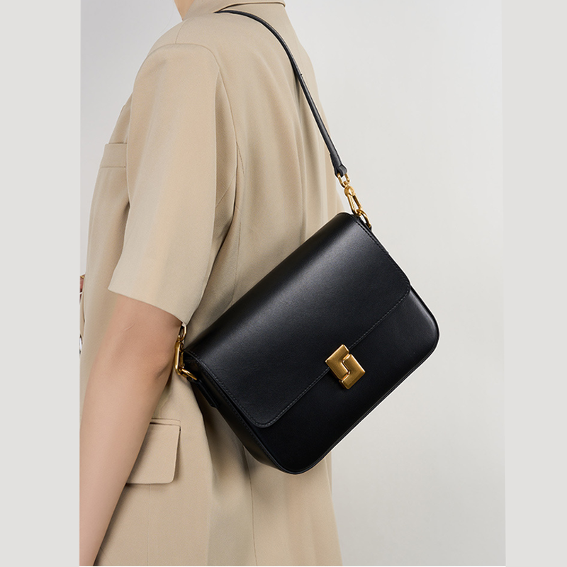 THE DUAL-STRAP VERSATILE FLAP BAG detail image 7