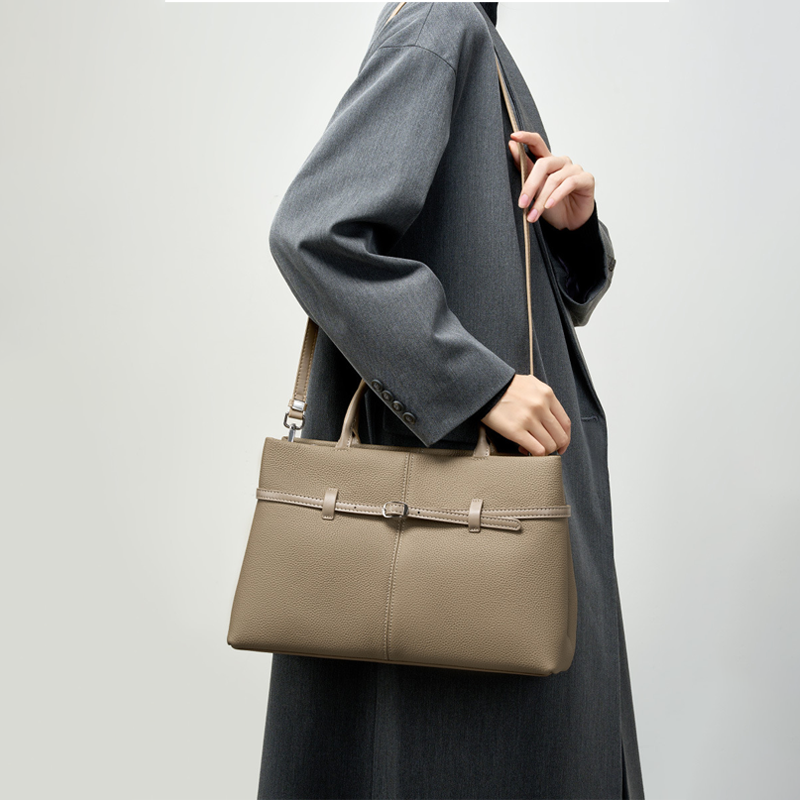 THE BELTED BUSINESS TOTE detail image 8