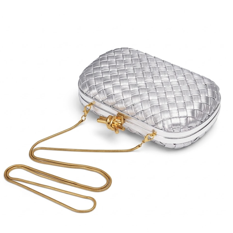 THE REFINED BARREL DUFFEL CLUTCH detail image 11