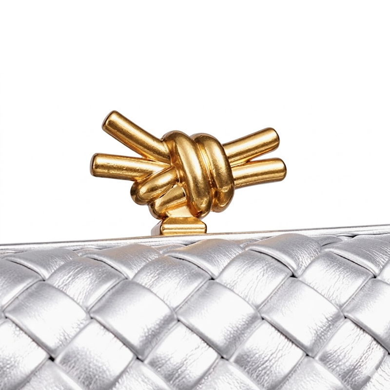 THE REFINED BARREL DUFFEL CLUTCH detail image 13