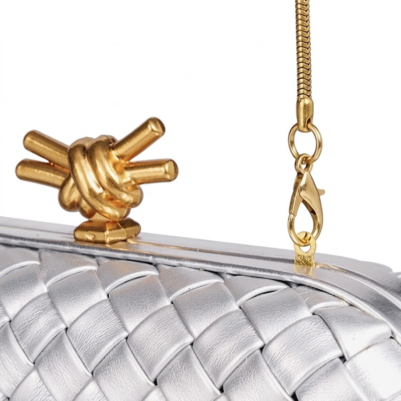 THE REFINED BARREL DUFFEL CLUTCH detail image 14