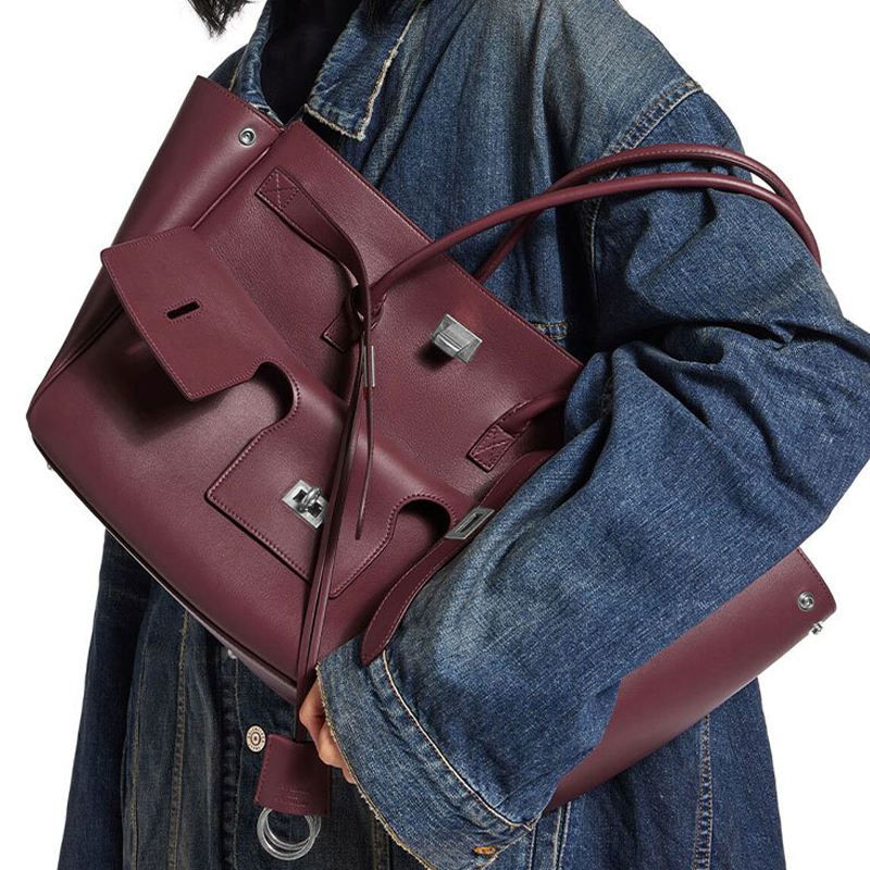 THE MULTI-POCKET DECONSTRUCTED TOTE detail image 11