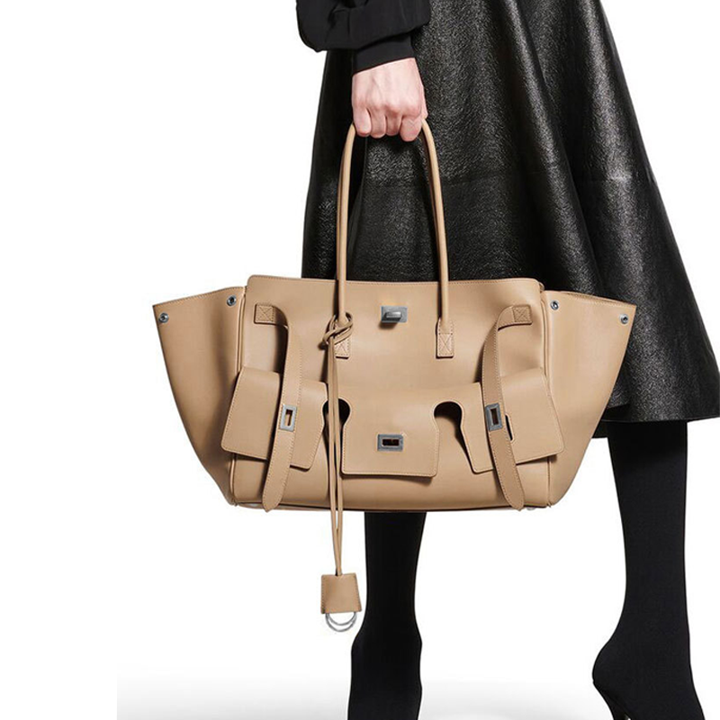 THE MULTI-POCKET DECONSTRUCTED TOTE detail image 6