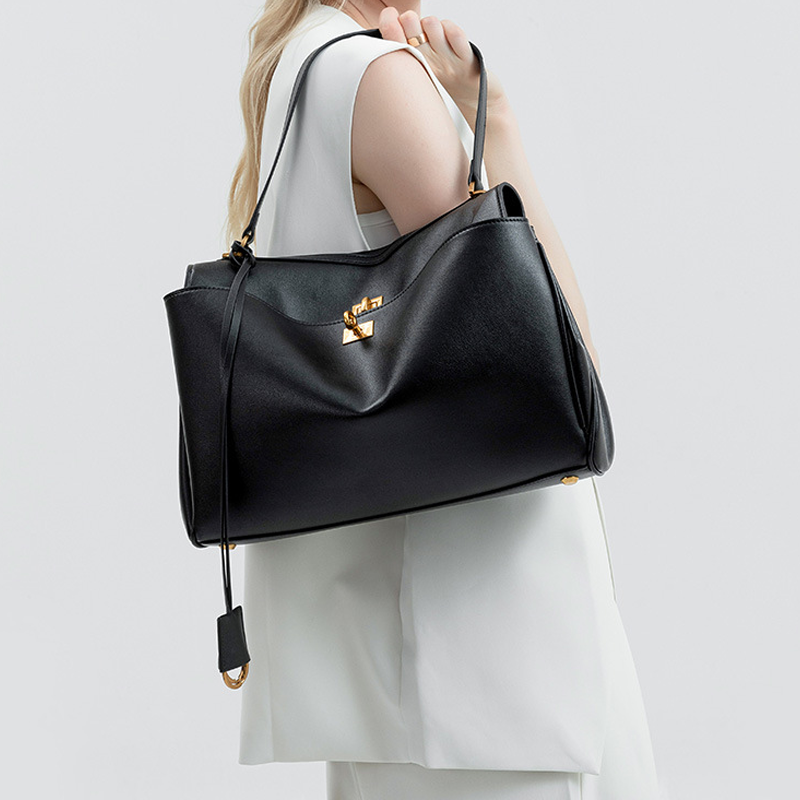 THE TRI-COMPARTMENT EXECUTIVE FLAP BAG detail image 3