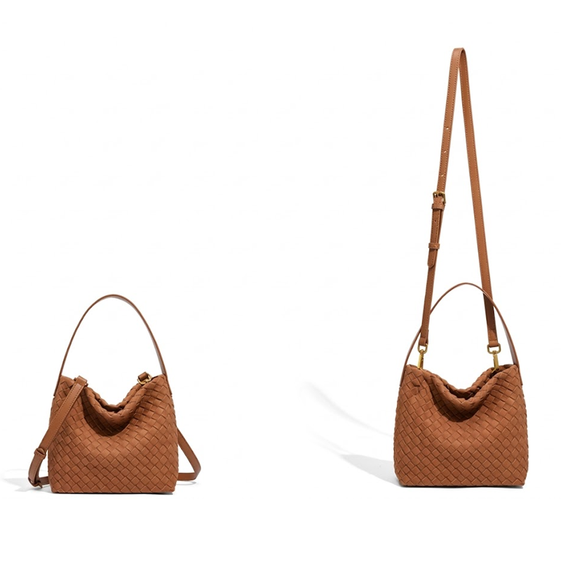 THE FAUX SUEDE BLOCK VOLUME TOTE detail image 17