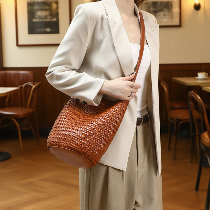 THE SLOUCHY BUCKET detail image 4
