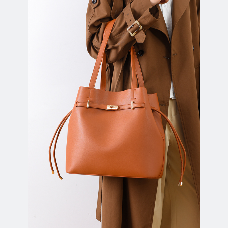 THE BELTED DRAWSTRING SHOPPER detail image 9