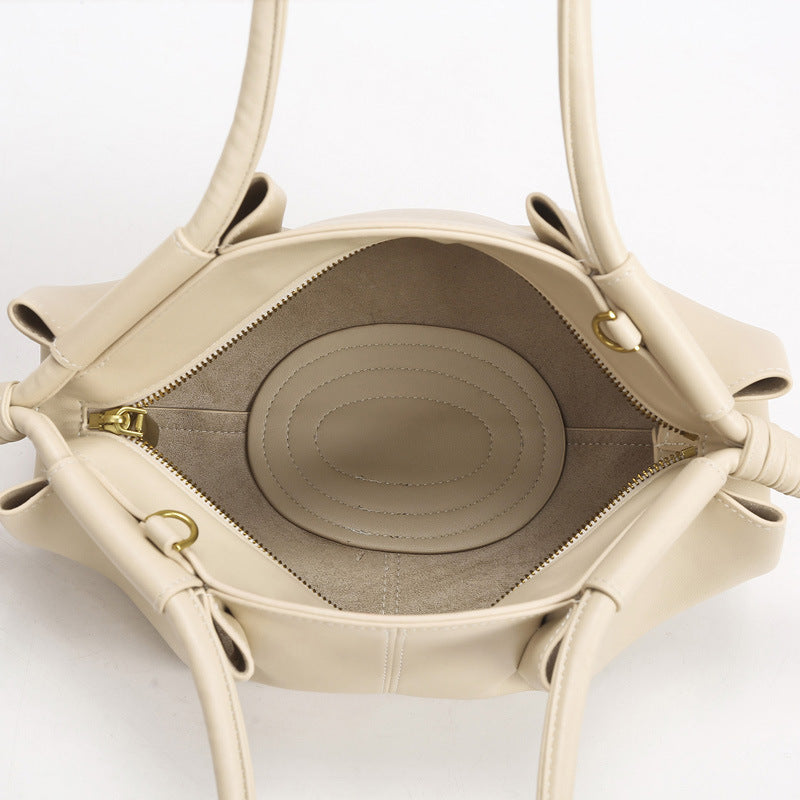 THE SCULPTURAL PLEATED DUMPLING BAG detail image 3