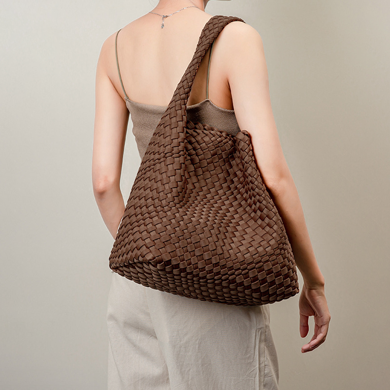 THE SATIN BLOCK VOLUME TOTE detail image 5